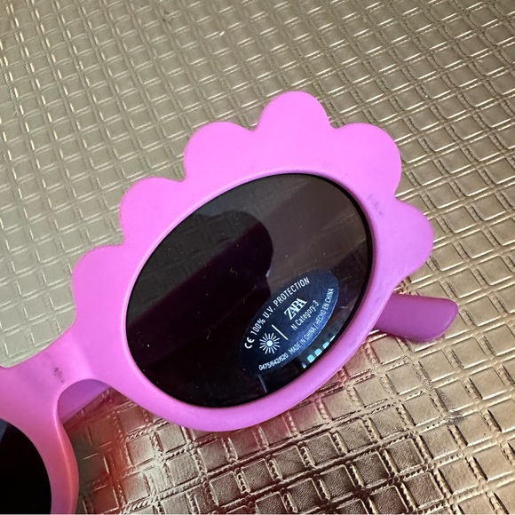 NWOT ZARA KIDS SUNGLASSES - Picture 3 of 4